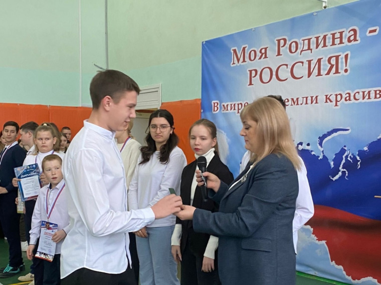 Еженедельная традиционная общешкольная линейка.